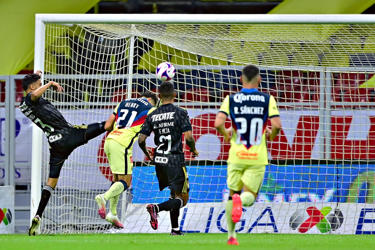 Henry Martín, molesto tras el gol anulado en el América vs Tigres (Imago7)