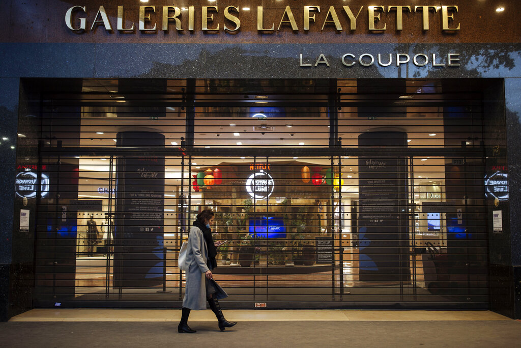 Los pequeños negocios han sido afectados por la pandemia de covid-19 en Francia. (AP)