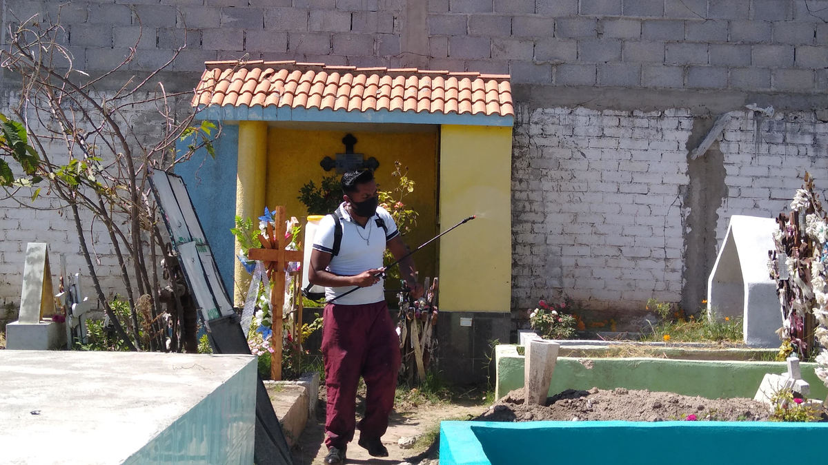 Personal realiza trabajos de desinfección. (Apolonia Amayo)