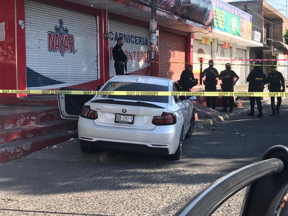 La víctima alcanzó a escapar y dejó abandonado el auto. (Elsa Martha Gutiérrez)