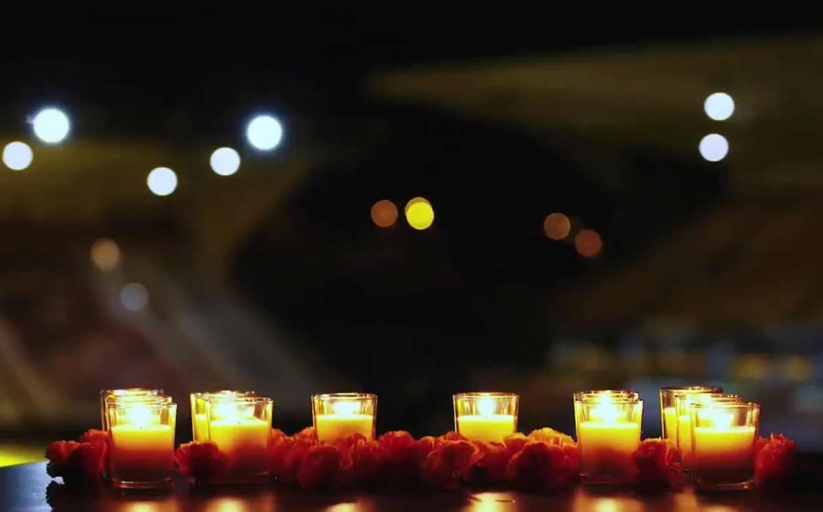 Wolves coloca ofrenda en el Molineux en honor al personal médico fallecido por covid-19 (Twitter @WolvesEspanol)