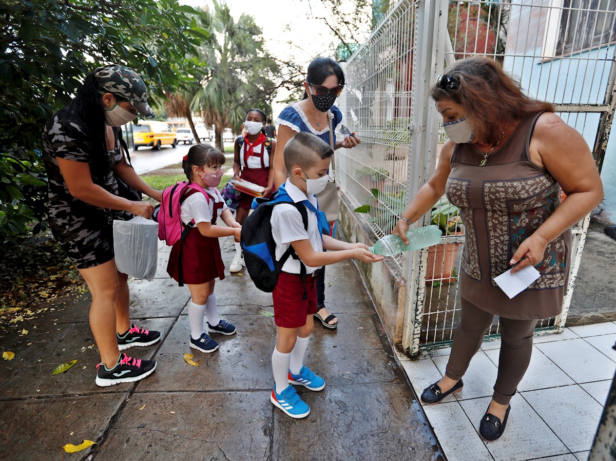 Las autoridades de Cuba pidieron a las familias seguir con las medidas de seguridad ante el covid-19. | EFE