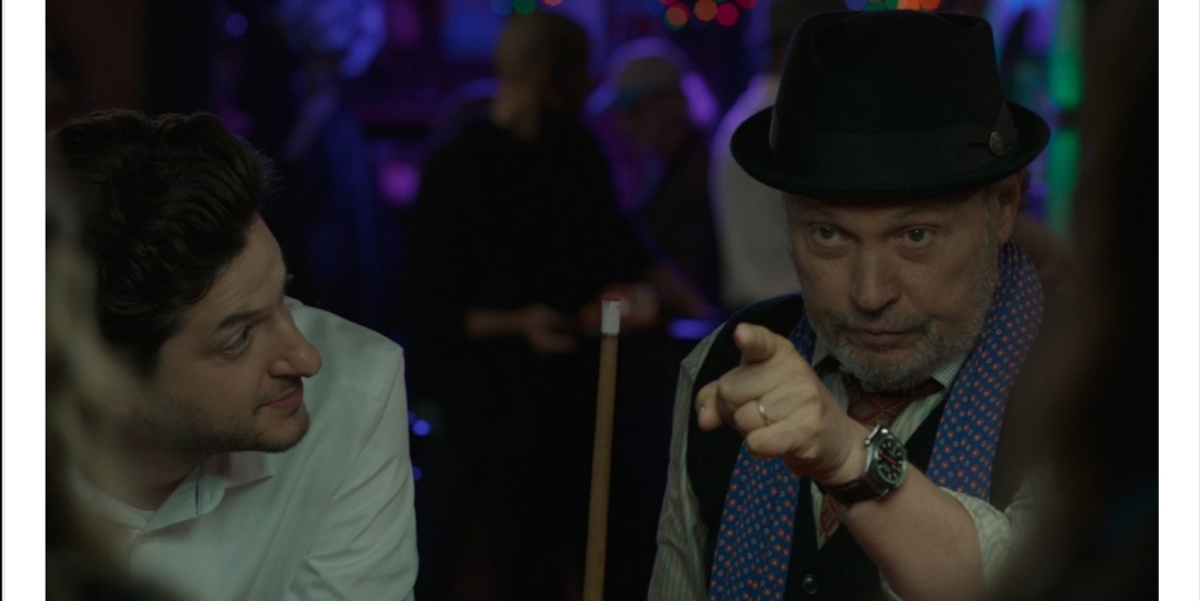 Billy Crystal y Ben Schwartz comparten la pantalla en 'Caerse de risa' de Particular Crowd (ESPECIAL).