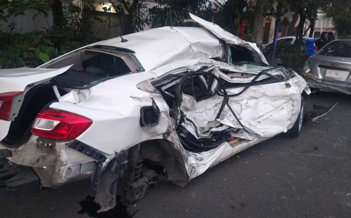 En CdMx, autos chocan en calles de la Roma; hay un lesionado