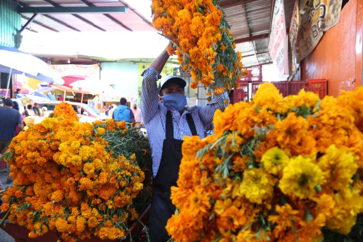 Comerciantes de Pachuca durante el Día de Muertos. (Jorge Sánchez)