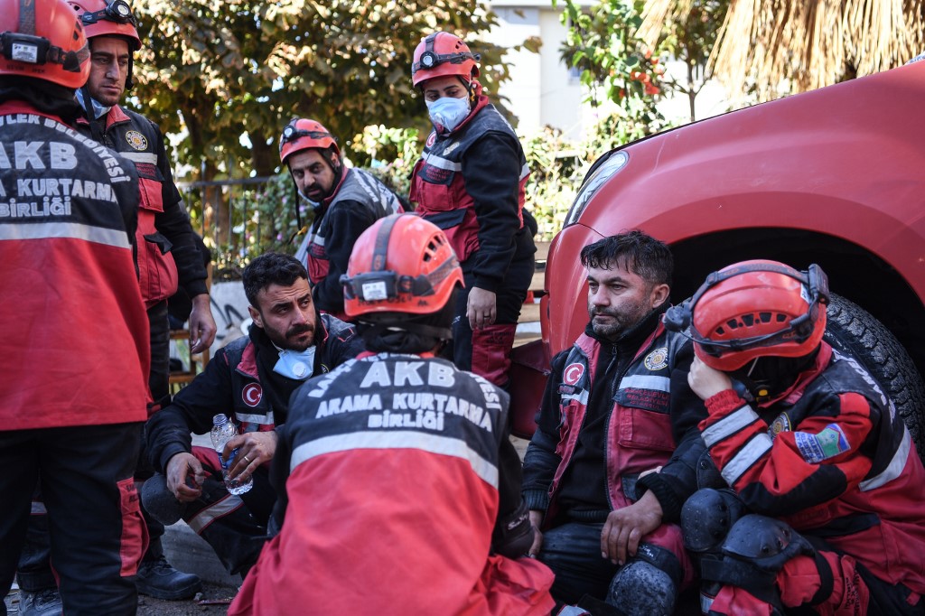 Equipos del servicio de emergencias turco continúan la búsqueda de personas en cinco edificios aledaños. (AFP)