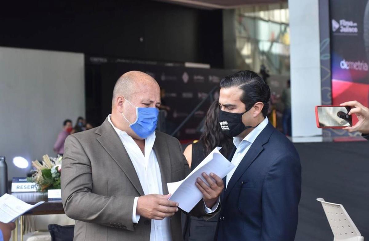 Esteban Estrada junto al gobernador de Jalisco, Enrique Alfaro. (Especial)