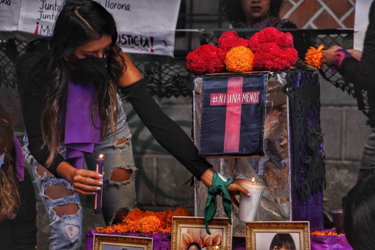 Feministas colocan ofrenda por feminicidios. (Melanie Torres)