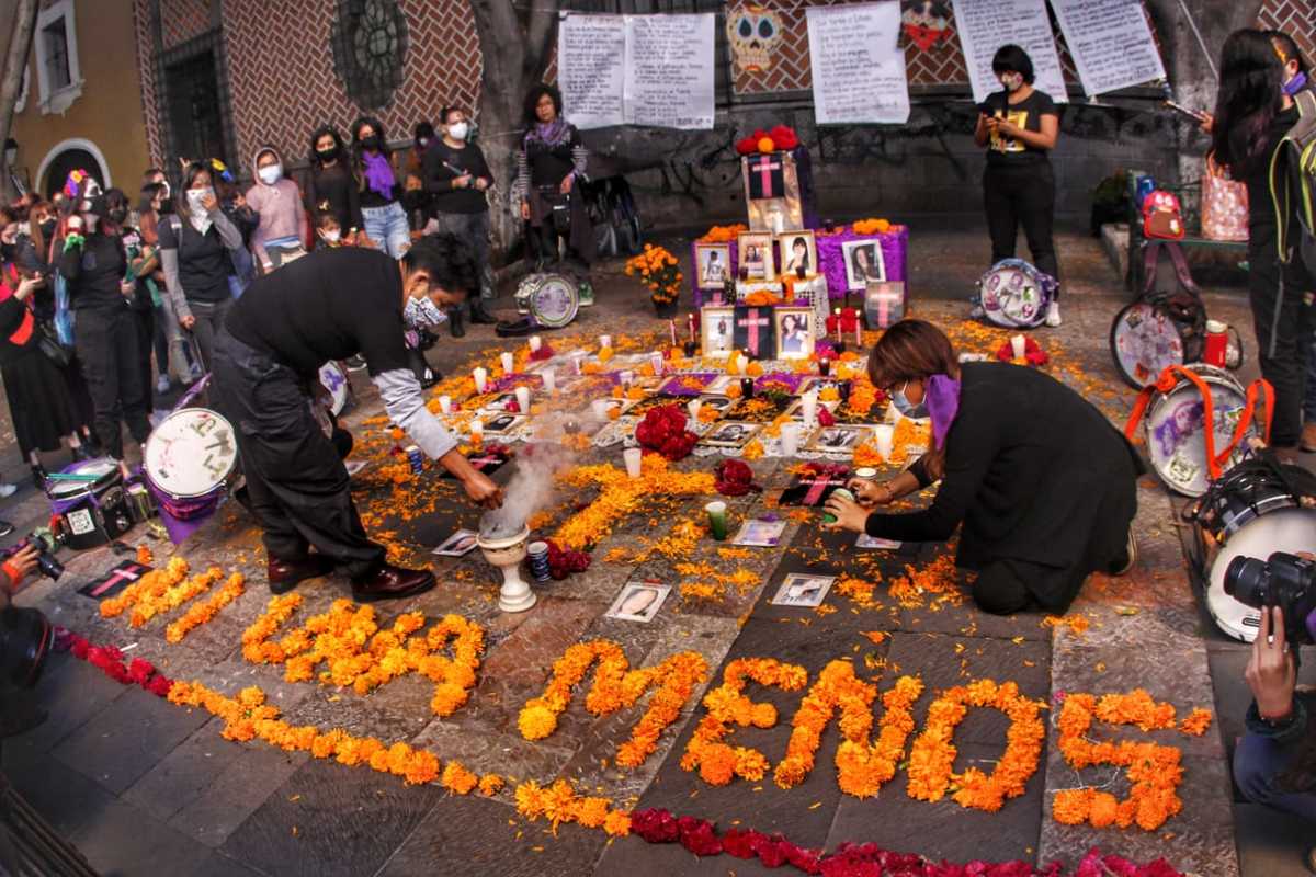 Feministas colocan ofrenda por feminicidios. (Melanie Torres)