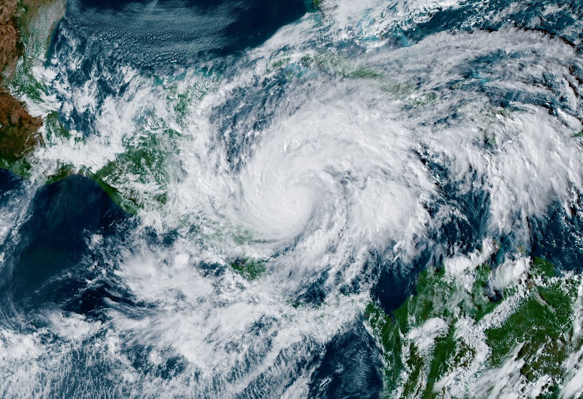 El huracán ETA continúa su camino hacia Centroamérica. (NHC)