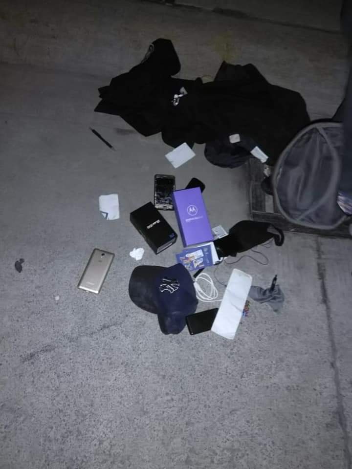 En una mochila llevaba celulares y el cuchillo con el que presuntamente atacaba a sus víctimas. (Especial)