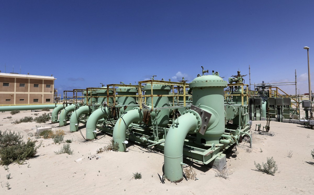 Oleoductos en la terminal petrolera de Zueitina, Libia. 7 abril 2014. Foto: (Reuters)