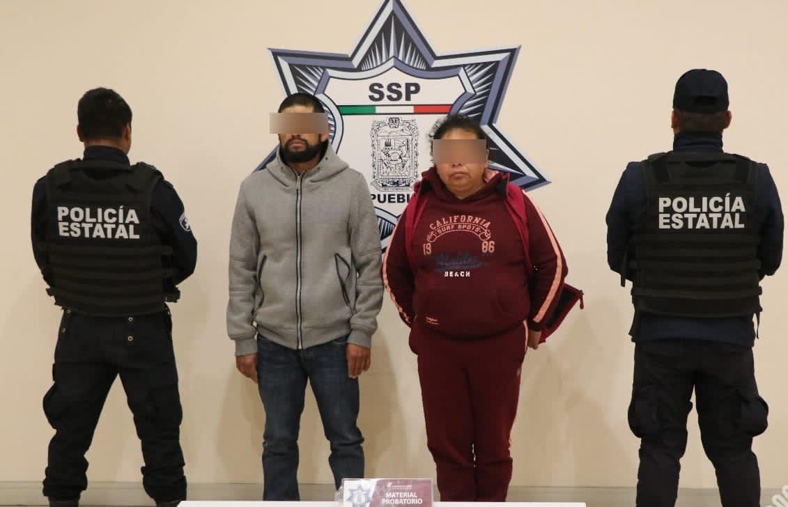 La pareja de presuntos narcomenudistas operaban desde un bar de Chignahuapan. (Especial)