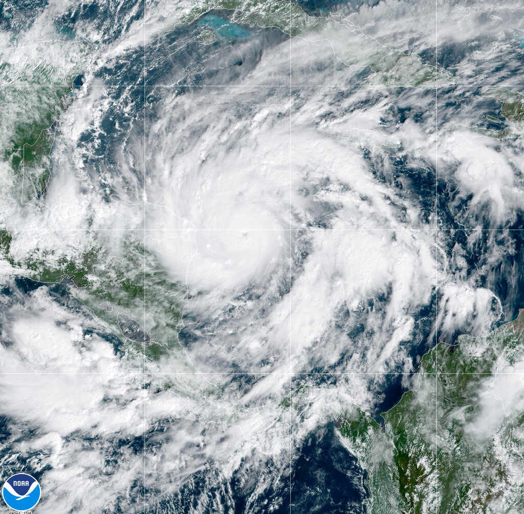 Se prevé que el huracán Eta toque tierras nicaragüenses durante la madrugad del martes. (AP)