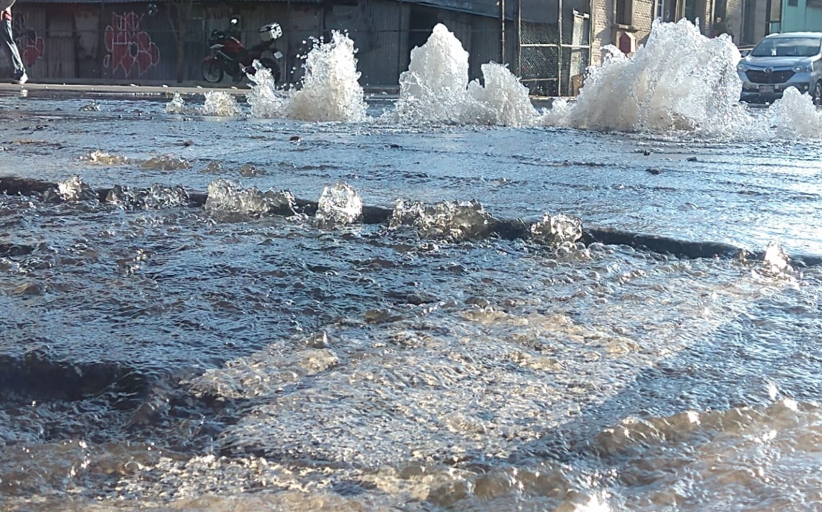 Reportan fuga de agua en colonia Buenavista. (César Velázquez)