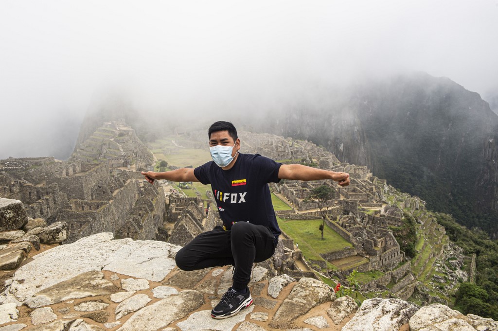 Un turista posa frente al sitio arqueológico Machu Picchu | AFP