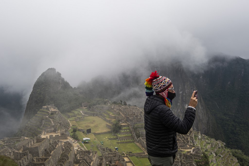 Los primeros visitantes iniciaron su caminata por Machu Picchu en medio de la niebla | AFP