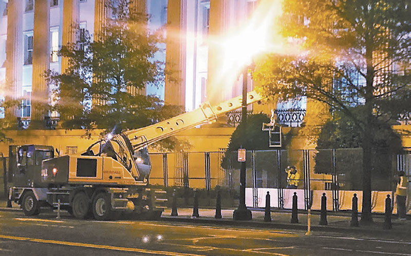 Anoche se colocaron vallas metálicas y bloques de concreto. (Alejandro Domínguez)