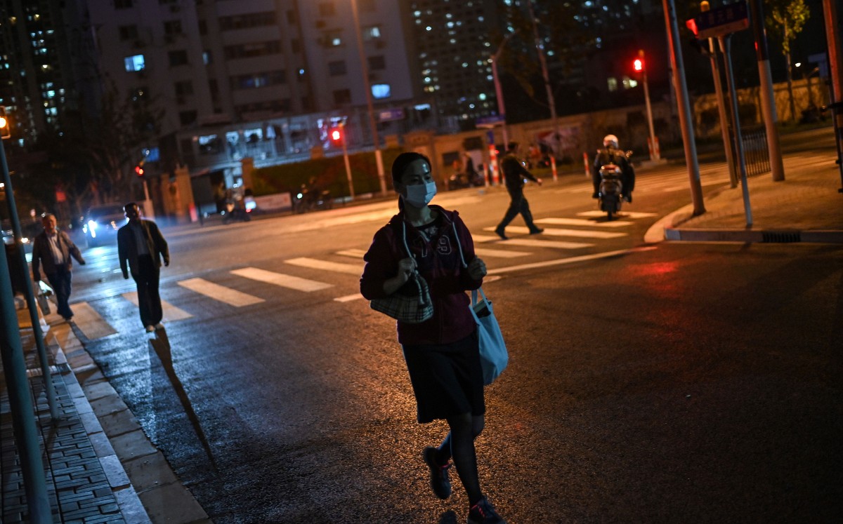 China mantiene bajo vigilancia a casi 900 personas. (AFP)