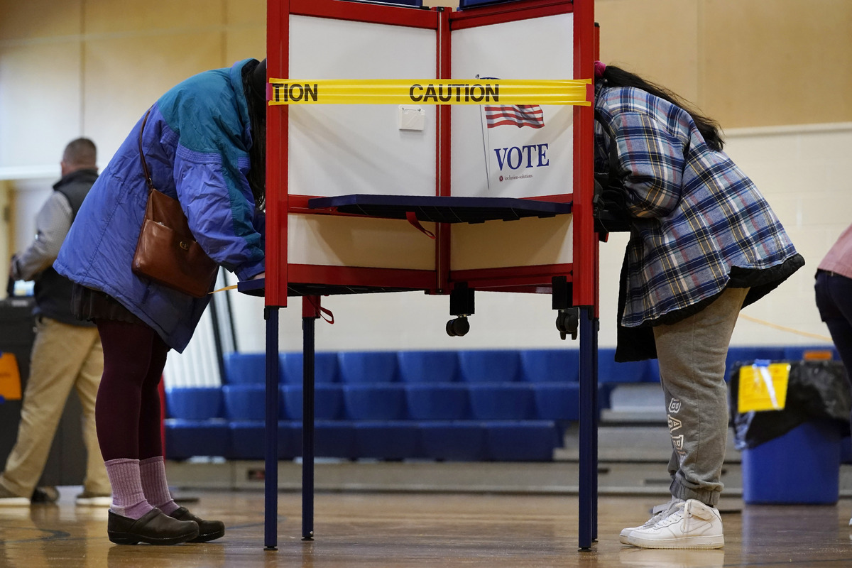 La cinta de precaución cierra un puesto de votación para fomentar la distancia social por la pandemia | AP