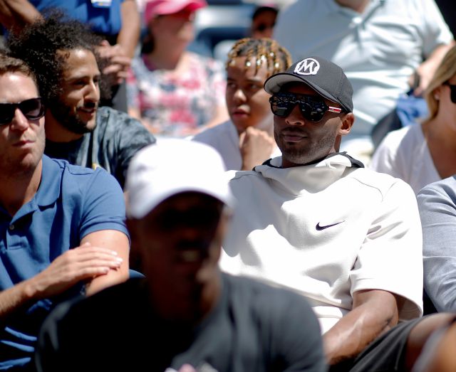 Colin Kaepernick y Kobe Bryant (AP)