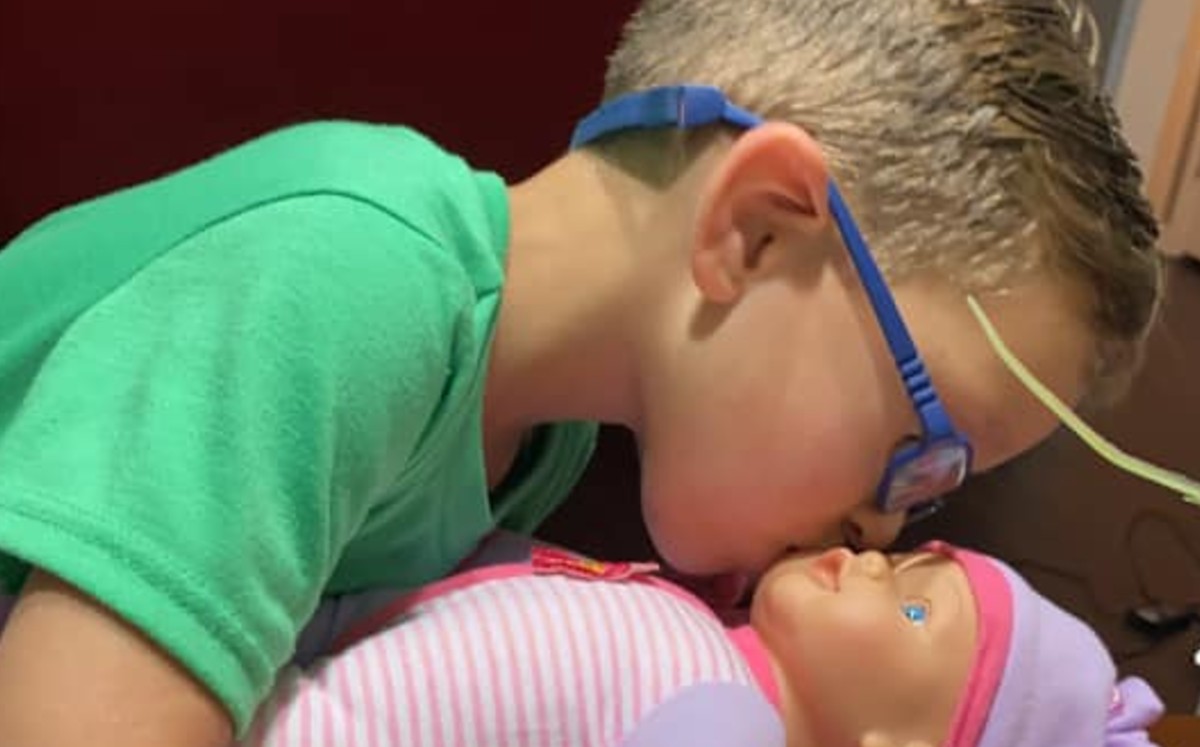 Historia de un niño que pidió de regalo una muñeca se vuelve viral. (Facebook)