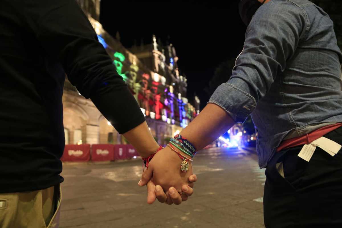 Iluminan Palacio Municipal por aprobación de matrimonio igualitario. (Andrés Lobato)