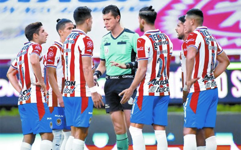 Jugadores de Chivas durante un partido. (Imago7)