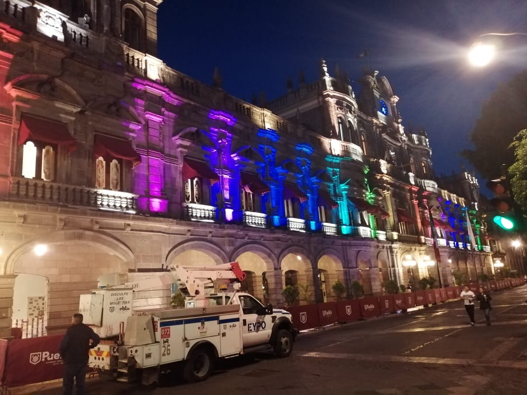 El Palacio fue iluminado con luces de los colores de la bandera LGBTTTI. (Especial)