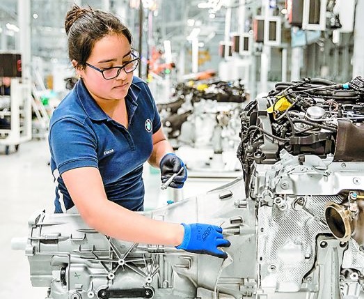 Producción de una planta en México de BMW. EFE