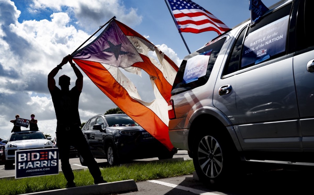 Un simpatizante de Joe Biden sostiene la bandera de Puerto Rico .(AFP)