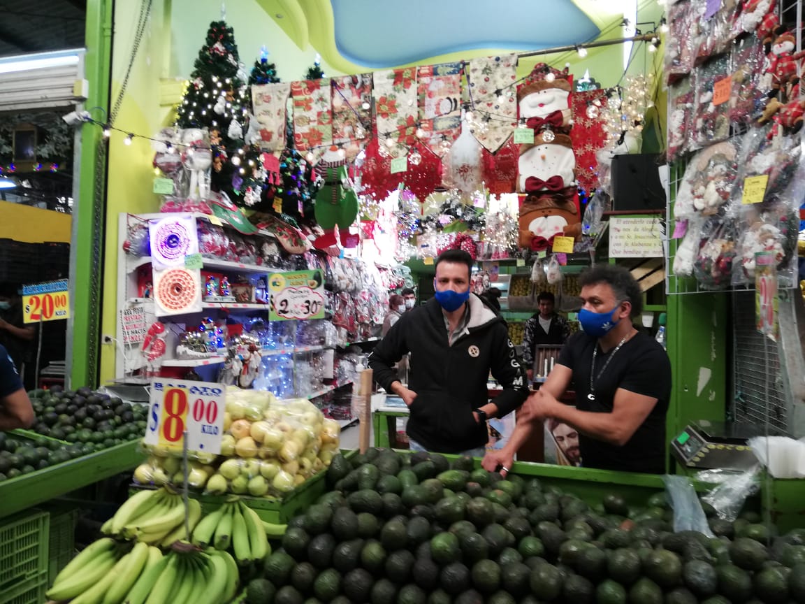 Antonio Ríos, comerciante de aguacates y adornos navideños. (Elizabeth Hernández)