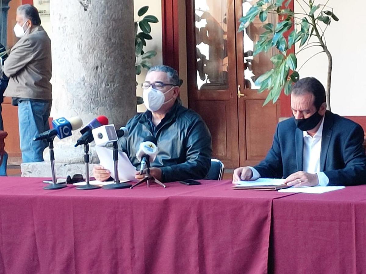 El diputado Óscar Herrera y la Asociación Nacional de Empresarios Mexicanos de Grúas exigen que se respete la norma. (Rosario Álvarez)