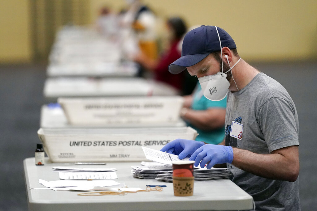 Funcionarios electorales trabajan para terminar el conteo de votos lo más pronto posible. (AP)