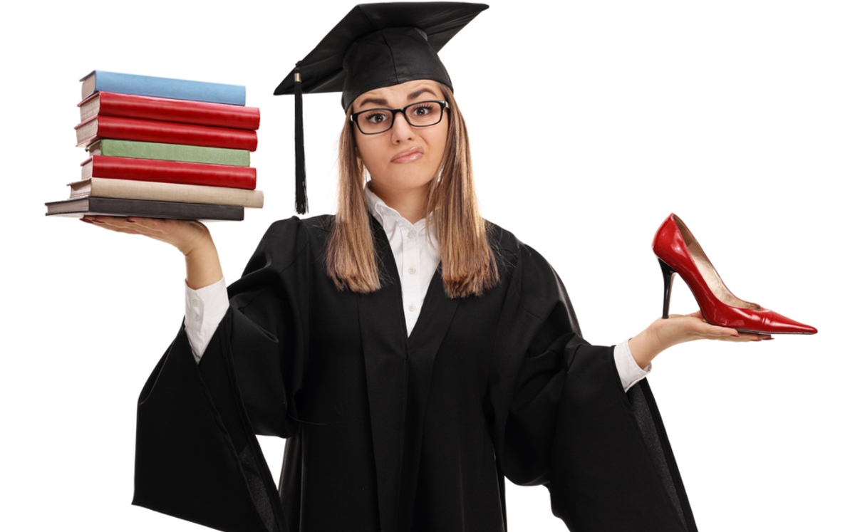 Jóven tropieza durante su ceremonia degraduación (Shutterstock)