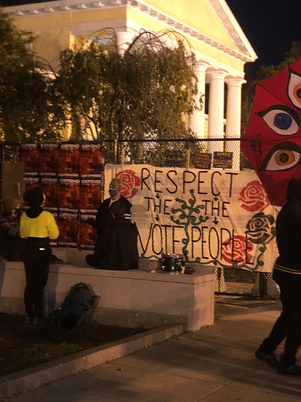 Los manifestantes exigen un alto a la violencia racial. (Alejandro Domínguez)