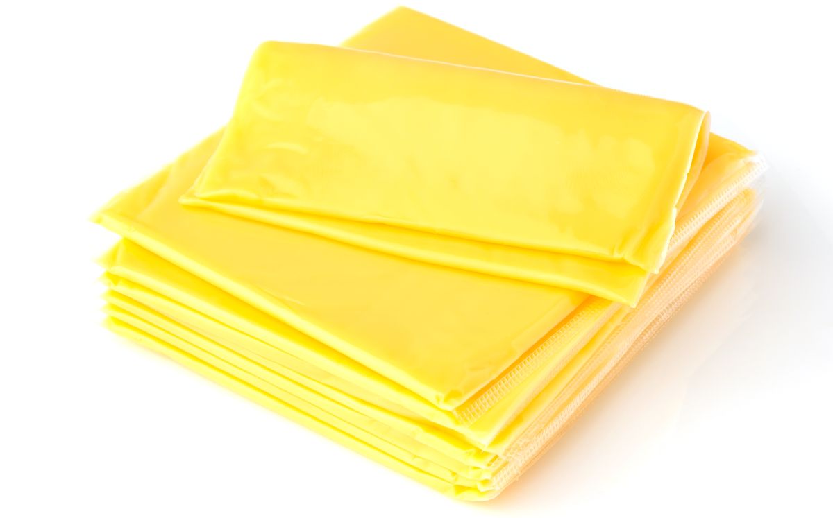 "No hay una norma oficial que establezca la denominación de queso tipo americano, hacen lo que quieren", dice la Profeco. Foto: (Shutterstock)