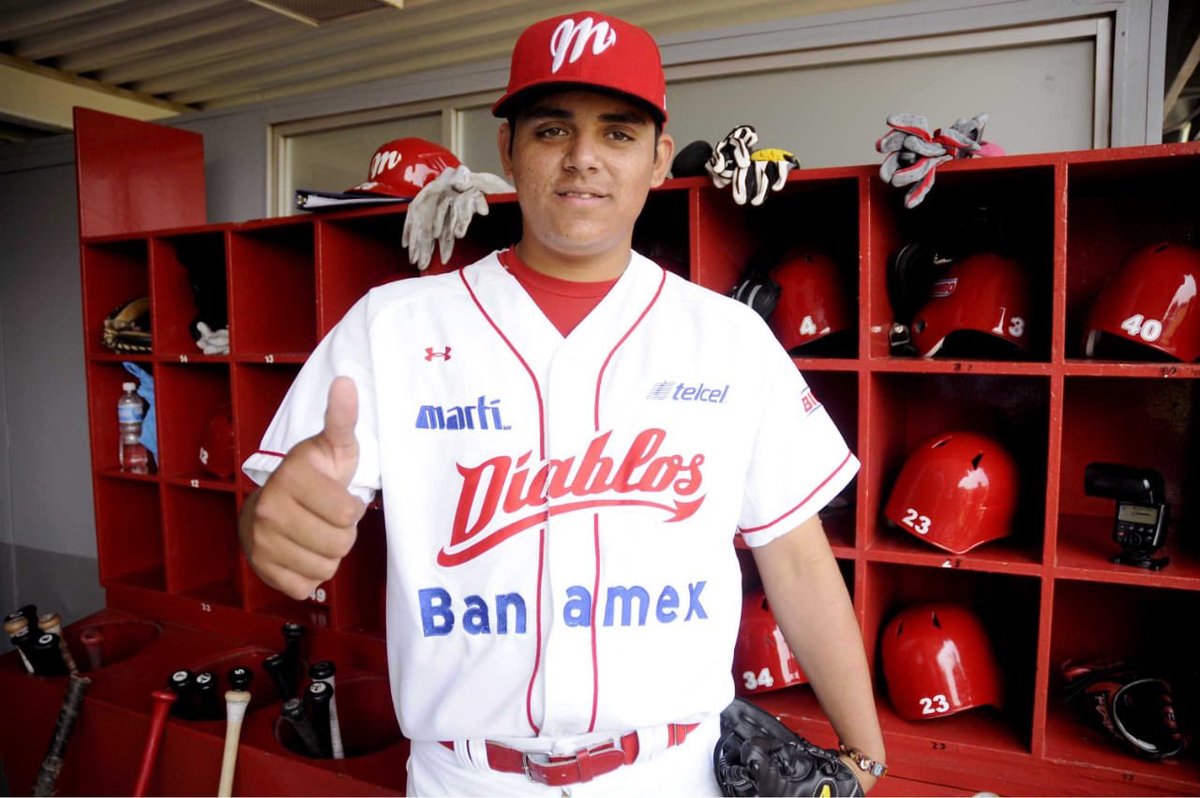 Roberto Osuna, con los pingos
