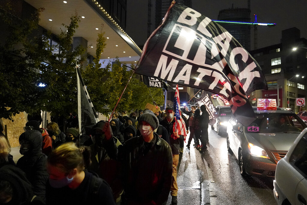Seattle fue uno de los lugares donde se registraron marchas durante la noche de las elecciones. (AP)