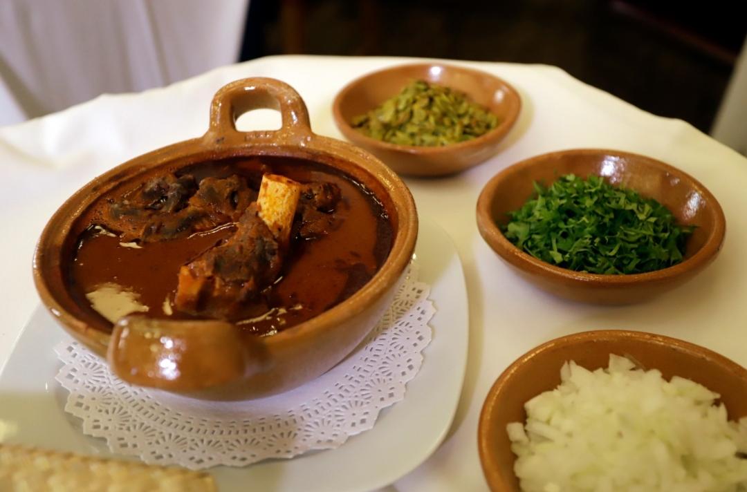 Vista del tradicional platillo de Mole de Caderas. (Agencia Enfoque)