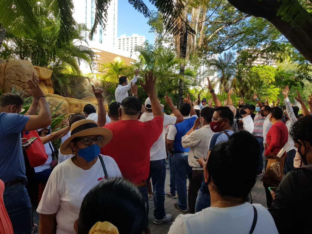 Acusan que está trabajando en las dos escuelas, y en la dirección de mercados de Acapulco. (Javier Trujillo)