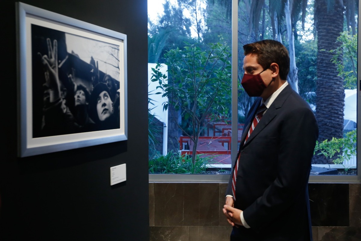 El alcalde de Cuauhtémoc, Néstor Núñez, inauguró la exposición en Tlatelolco.