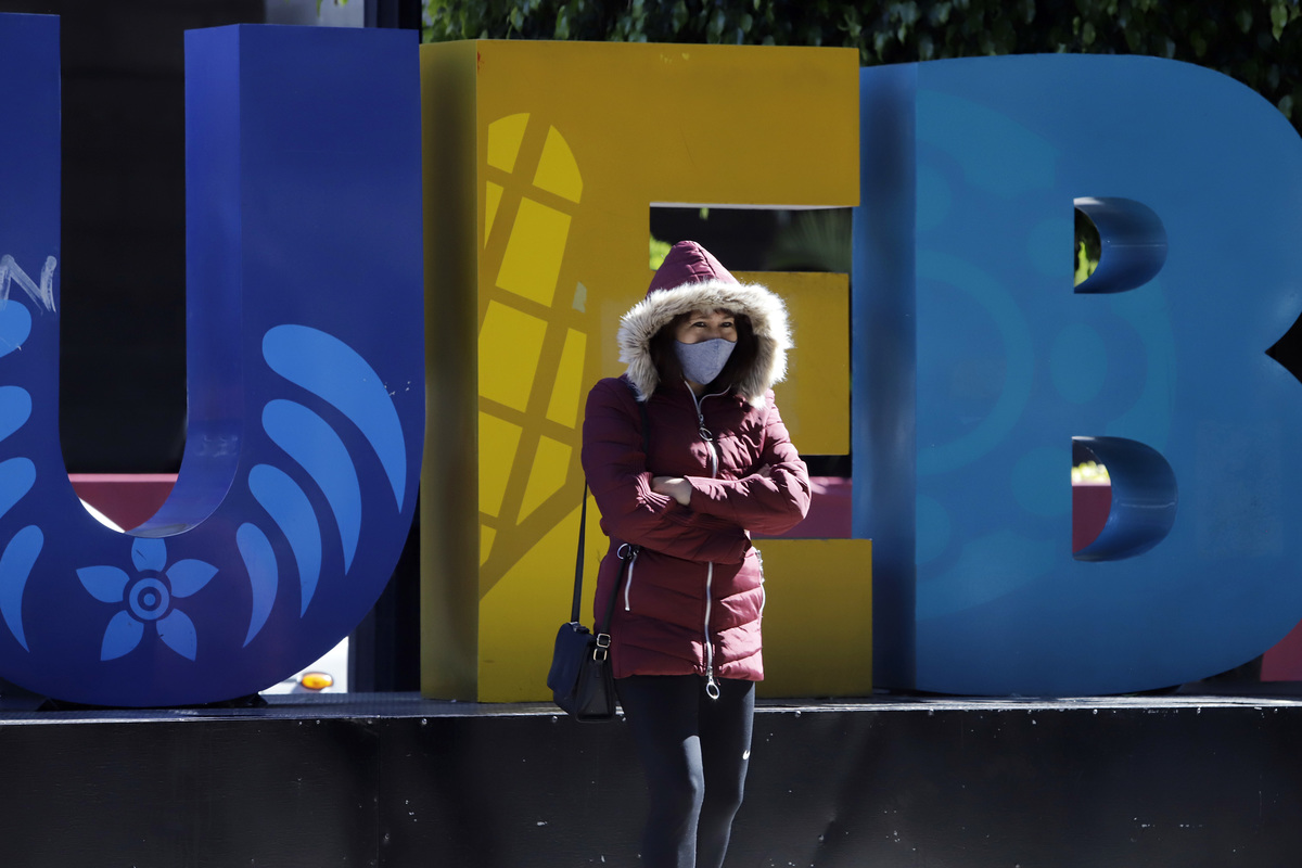 Con bufandas, abrigos y gorros se resguardan personas del frío. (Agencia Enfoque)