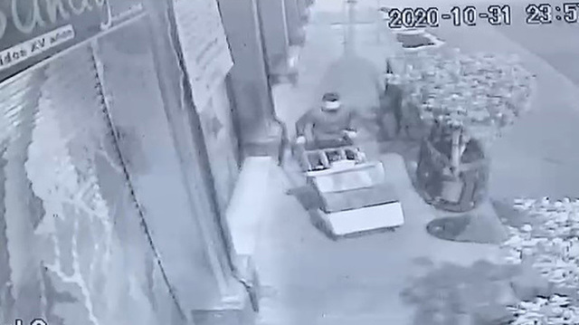 Captan en video momento de cómo trasladaron restos de menores en un diablito en CdMx