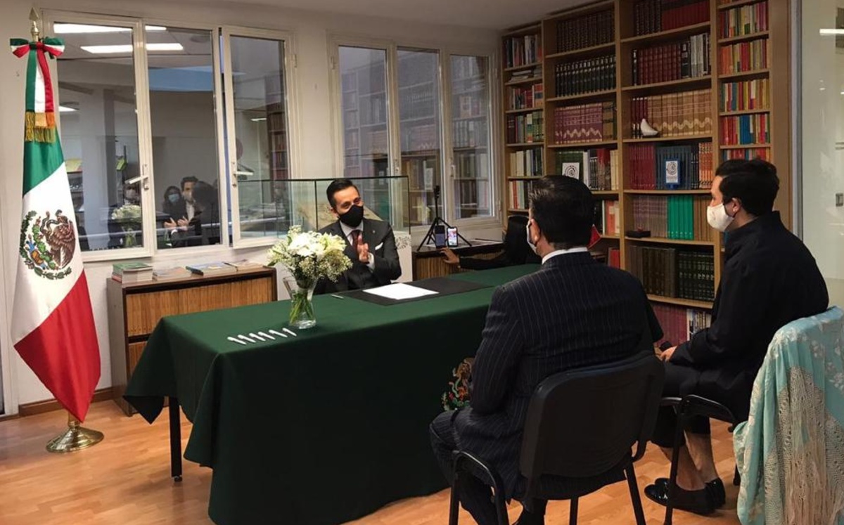 Celebran matrimonio igualitario en embajada de México en España. (Especial)