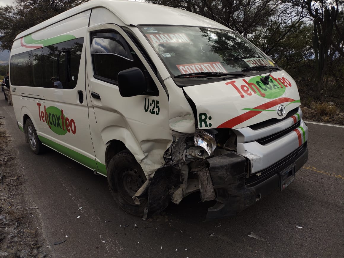 Combi colectiva de la ruta Tecoxteo que se impactó contra un vehículo particular. (Especial)