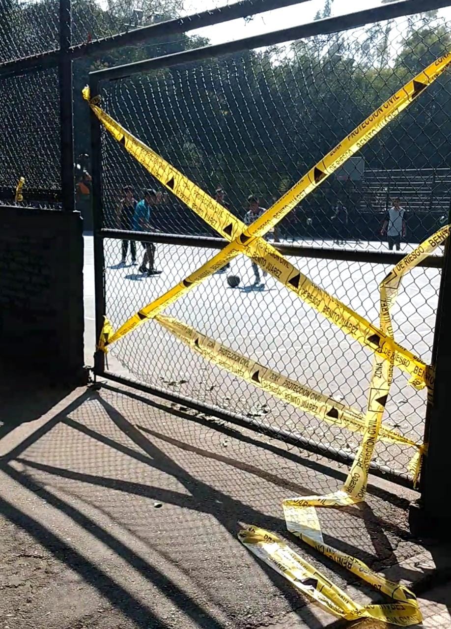Sin cubrebocas, ni sana distancia, jóvenes se reunieron en canchas de un parque de la Benito Juárez. (Especial)