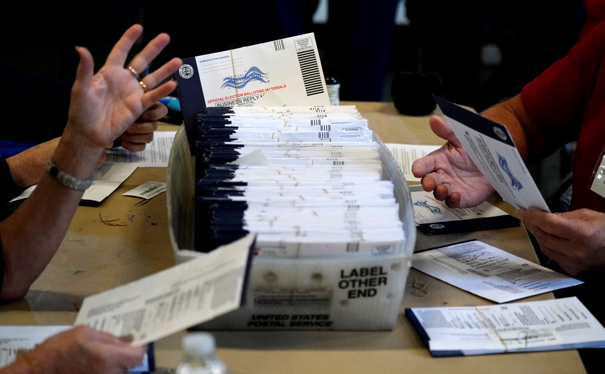 En cuatro estados de EU continúa el conteo de votos. | AP