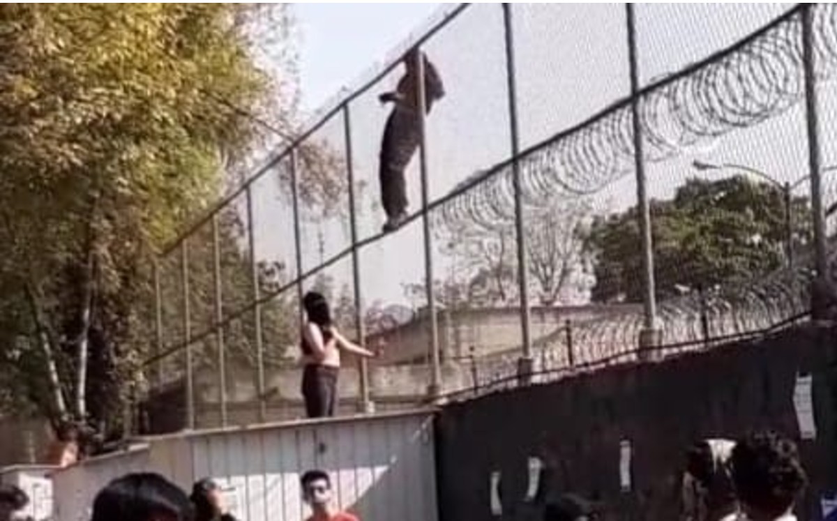 Los encapuchados tomaron las instalaciones de la Prepa 5 y vandalizaron un vehículo de la UNAM. (César Velázquez)
