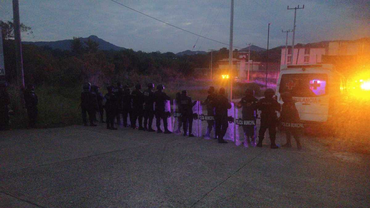 Movilización de autoridades para controla el motín provocado por presos del Cereso de Huejutla. (Wendy Salazar)